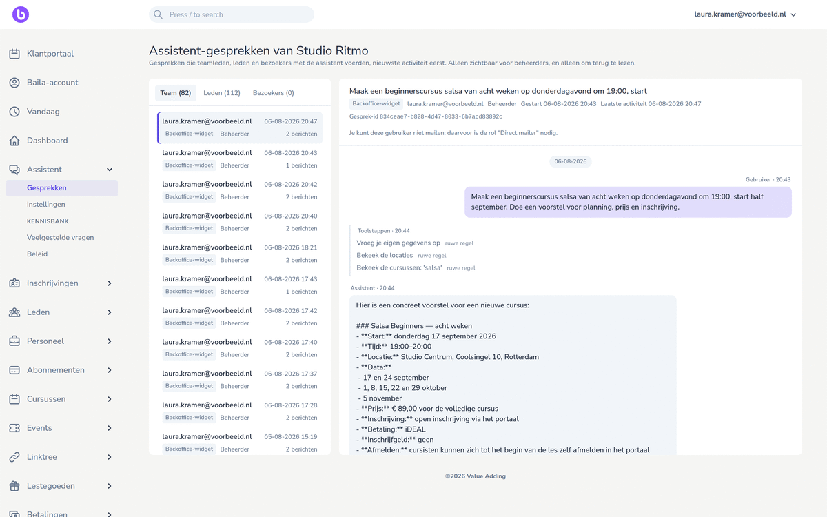 De assistent-gesprekken in de backoffice: links de lijst gesprekken van team en leden, rechts een gesprek waarin de backoffice-agent een voorstel voor een beginnerscursus salsa uitwerkt.