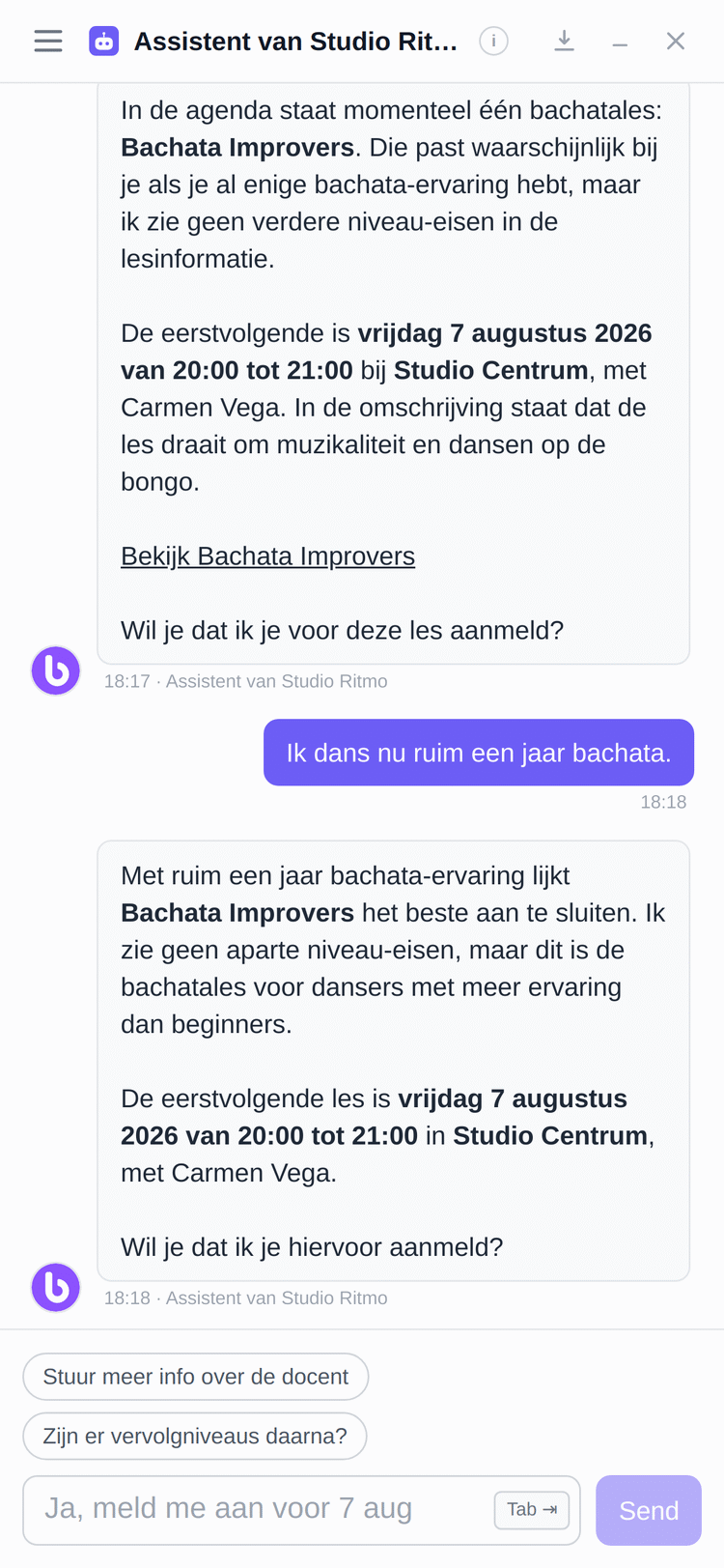 Chat met de assistent: een cursist vraagt welke bachatales bij haar niveau past. De assistent stelt Bachata Improvers voor, vrijdag om 20:00, en biedt aan haar in te schrijven.