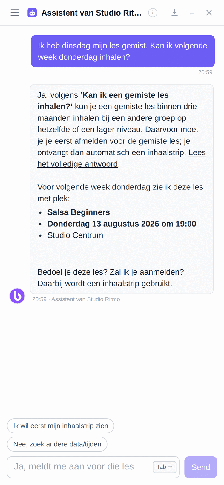 Chat met de service-agent: een cursist vraagt of ze haar gemiste les van donderdag kan inhalen. De agent legt de inhaalregeling uit, ziet plek bij Salsa Beginners op donderdag en biedt aan haar aan te melden met een inhaalstrip.