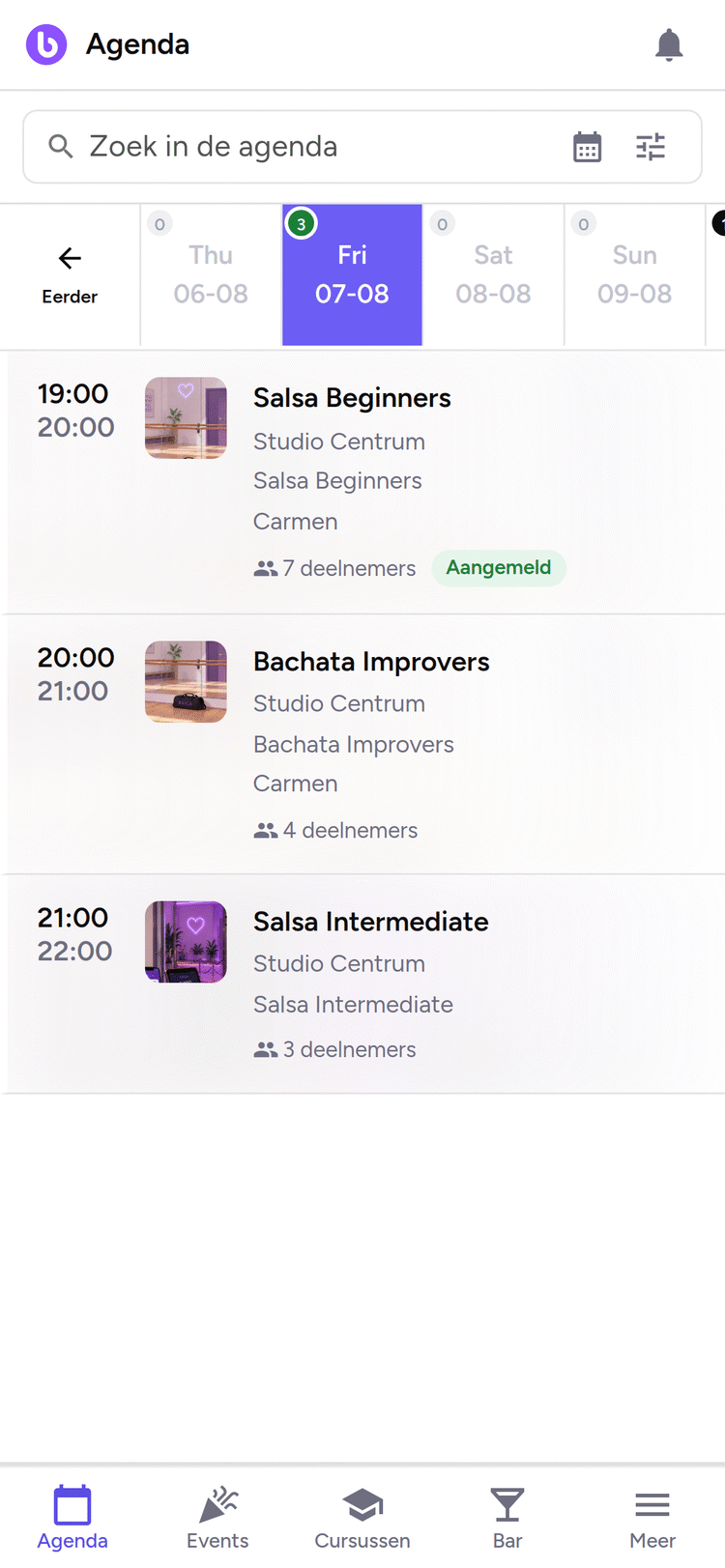 De agenda van een dansschool met de lessen van die avond onder elkaar; de les waarvoor het lid is ingeschreven is gemarkeerd.